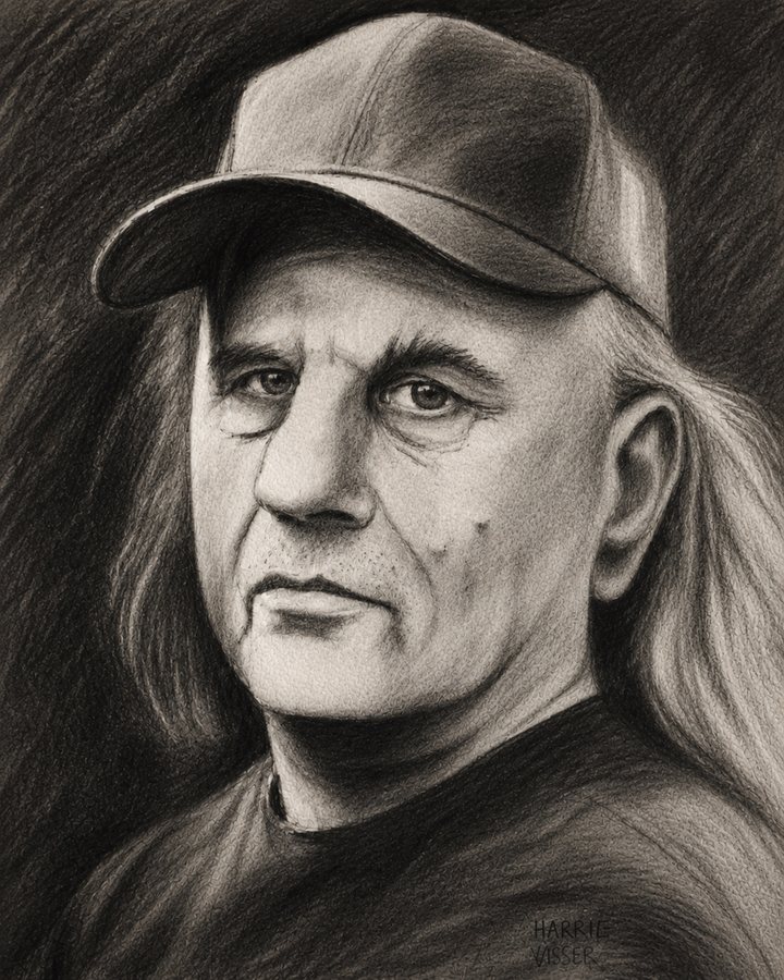 Conté-portret van een man met pet en lang haar, gemaakt door Harrie Visser